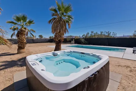 Desert Dream Stay with Pool - next to Joshua Tree Отели рядом с достопримечательностью «Bowladium»