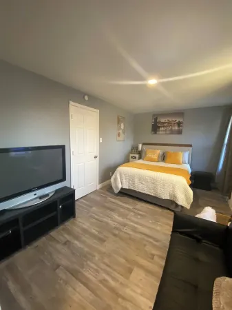 5 Bedroom Modern House Отели в г. Sheboygan