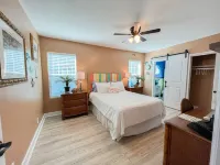Stylish Intercoastal Blue Bungalow -3 min to Daytona Beach