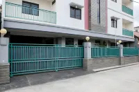 RedDoorz Plus at Buah Batu Hôtels à : Bandung Kidul