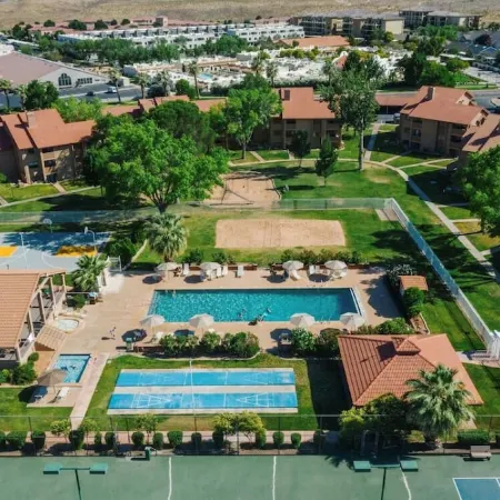 Newly Remodeled Condo - 2 Person Jetted Tub/Shower, Pools, Hot Tubs, Pickleball