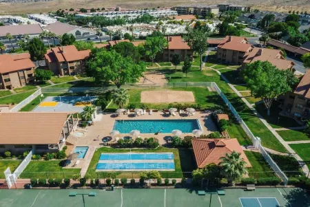 Newly Remodeled Condo - 2 Person Jetted Tub/Shower, Pools, Hot Tubs, Pickleball