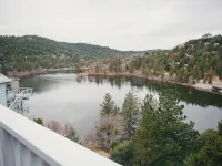Charming Retreat with Stunning Lake Views. Ξενοδοχεία στην πόλη Crestline