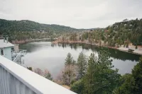 Charming Retreat with Stunning Lake Views.