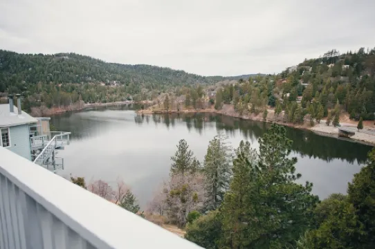 Charming Retreat with Stunning Lake Views.