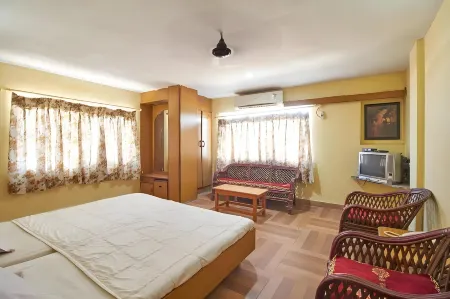 Hotel Madhuram Отели рядом с достопримечательностью «Veraval Seafront»