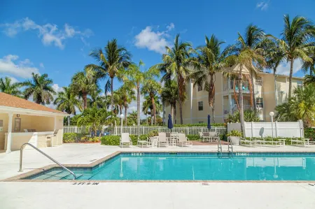 Cozy 1-bedroom condo in sunny Indialantic with AC, fitness room, WiFi