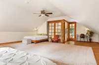 Riverfront w/Cedar Hot tub, Sauna, Movie Theatre Hotels in Snohomish County