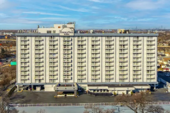 DoubleTree by Hilton New York JFK Airport Hotels near John F Kennedy Intl. Airport