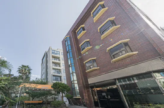 Jeju Donggung Motel Отели в г. Чеджу