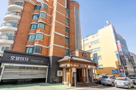Jeonju Sanchaek Hanok Hotel Отели в г. Чонджу