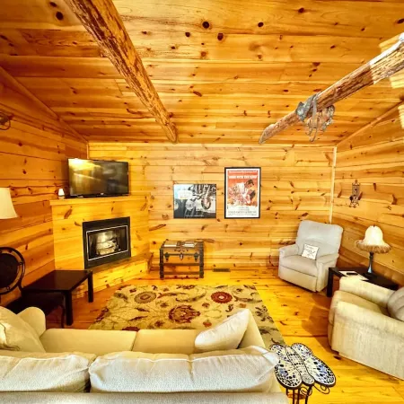 Gone With The Wind #47 New cabin to VRBO walking distance from courthouse square