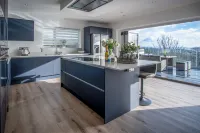 Sunrise - 5 Bedroom Home - Pendine Hotels in 
