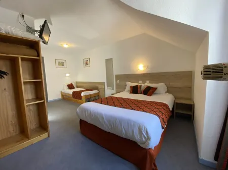 Hotel de La Gare Отели в г. Молин-ан-Керас