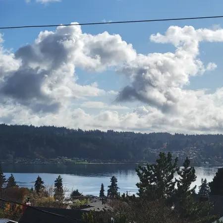 Charming 2-bedroom water view house, WiFi in nice Bremerton