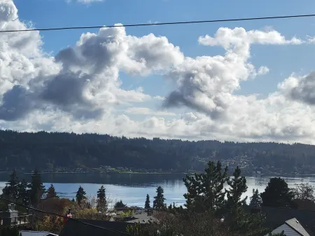 Charming 2-bedroom water view house, WiFi in nice Bremerton Отели рядом с достопримечательностью «Бремертон Бордуолк»