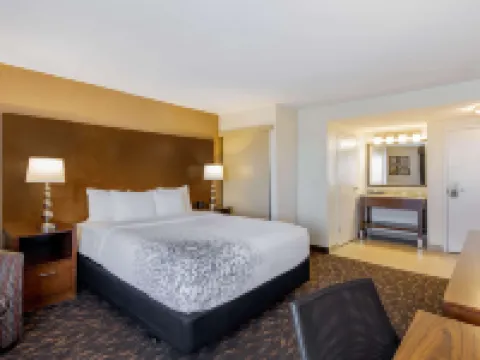 La Quinta Inn & Suites by Wyndham Oakland - Hayward Hotels in Hayward