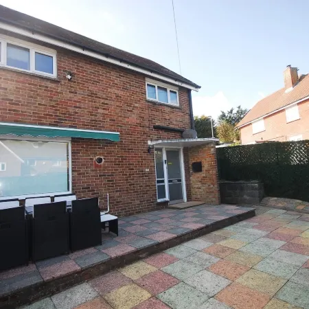 Family Holiday Home With Hot Tub & Sauna Sleeps 8