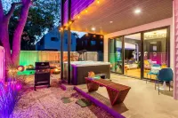 Stylish Clubhouse Retreat w Hot Tub Near Downtown - Bungalows