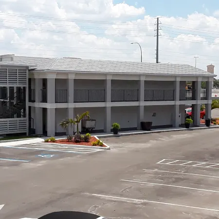 Clarion Inn & Suites Across from Universal Orlando Resort