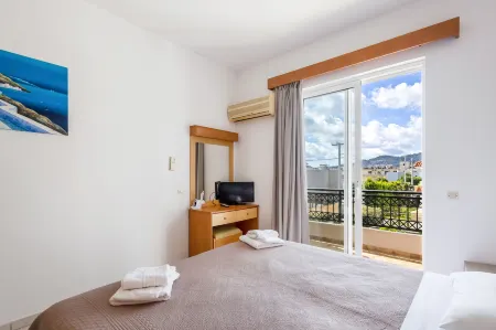 Johnhara Studios & Apartments Отели рядом с достопримечательностью «Anthony Quinn Bay»