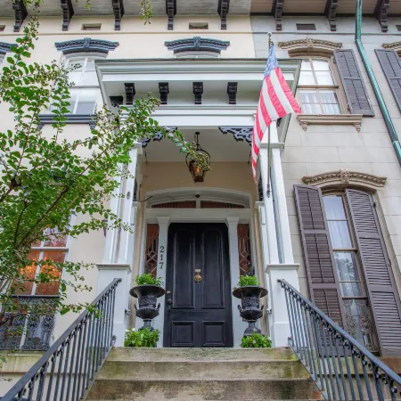 Justine Inn Savannah Отели рядом с достопримечательностью «Форсайт Парк»