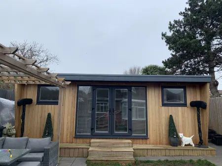 Lodge , Air Con , Free Parking , Mini Bar Отели рядом с достопримечательностью «Hove Museum and Art Gallery»