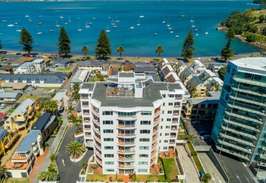 더 보몽 아파트먼트의 넓은 거실