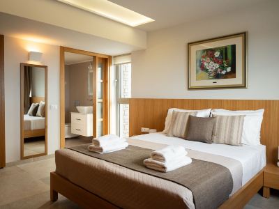 Villa - Sleeps 10 - Pool - Parking - Pool Table