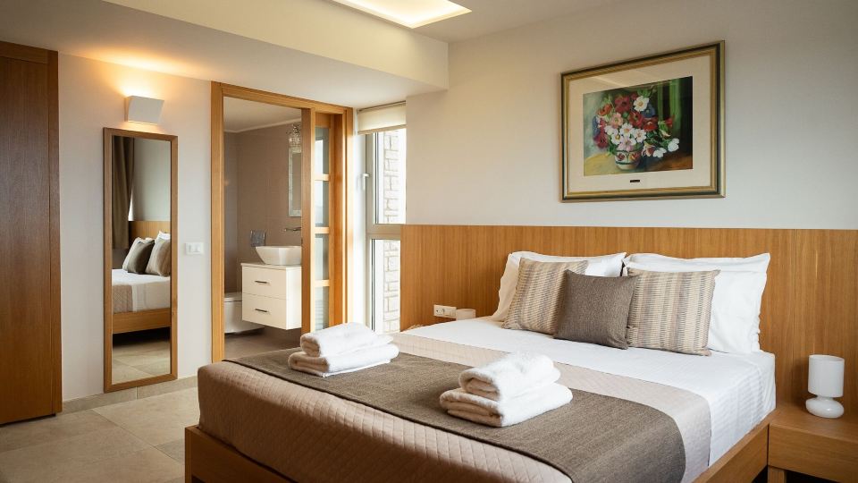Villa - Sleeps 10 - Pool - Parking - Pool Table