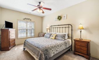 Honey Bee Inn w - Communal Amenities & More!