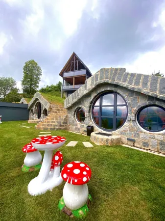Hobbit Chalet Отели в г. Tophane Mahallesi