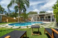 Victoria Park Oasis with Heated Pool and More - Private Pools