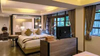 Issara Boutique Winery Hotel Hotel dekat Wat Nong To