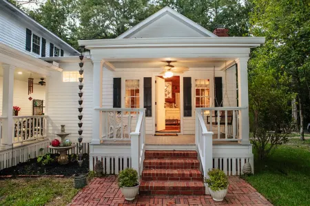 The Bird & Butterfly Inn Отели в г. Джаспер