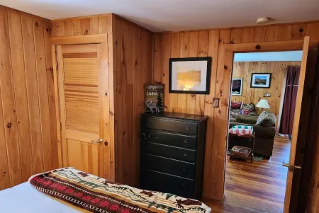 Tamarac Cabin Waterfront For Two Отели в г. Саранак Лейк