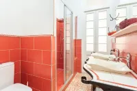Spacious apartment with free wifi and view of San Francisco Square
