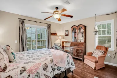 Inviting waterfront cottage with balcony, firepit, marsh views, & washer/dryer