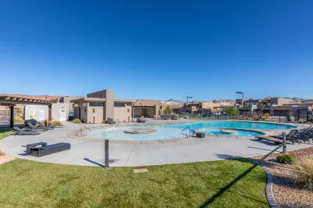 Heated Pool and Pickleball Courts - Stylish Golf Retreat