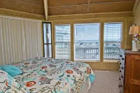 Sweeping Views - Oceanfront Home with Expansive Beach فنادق في Emerald Isle