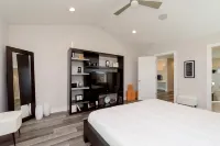 Heated Pool and Outdoor Kitchen - Stunning Modern Retreat Hotels in 