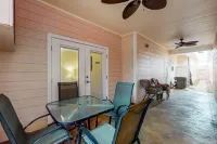 Coastal Port A condo 3 blocks to the beach with 2 pools & enclosed patio with TV Hotel di Port Aransas