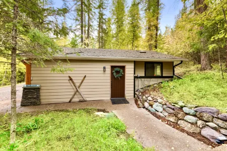 Private Hot Tub and Gas Fireplace Retreat - Cozy Charming