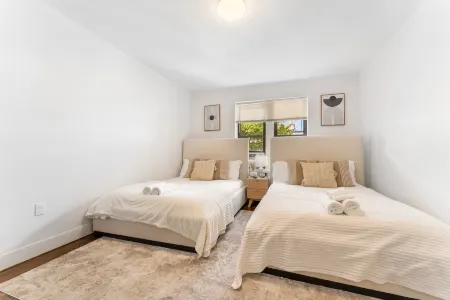 Charming Studio Haven - Inviting Comfort and Convenient Access Отели рядом с достопримечательностью «Сансет Парк»