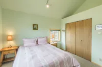 Spectacular Mountain and River Views - Charming Riverside Retreat