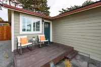 Mountain Views and Enclosed Backyard - Cozy Coastal Escape Hotels in Moss Beach