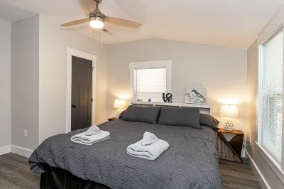 Spacious Living with Private Patio and High-Speed Wi-Fi - Stylish Modern Retreat