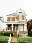 Charming Oasis - Historic Gem, Walk to Downtown, Upper Suite