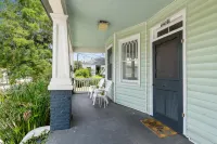Spacious Open Plan and Serene Porch Views - Charming Tranquil Retreat