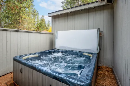 Cozy Escape with Hot Tub and BBQ - Inviting Family Retreat